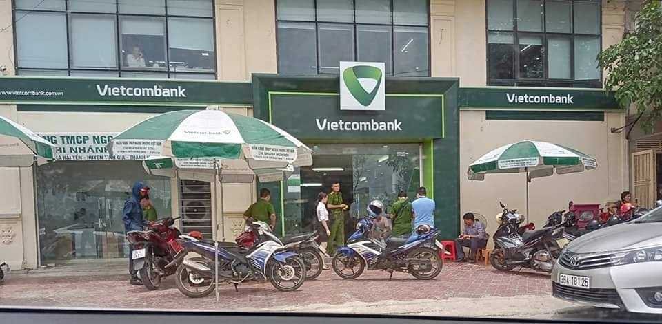Nóng: Truy bắt kẻ bịt mặt, nổ súng cướp ngân hàng ở Thanh Hóa-1