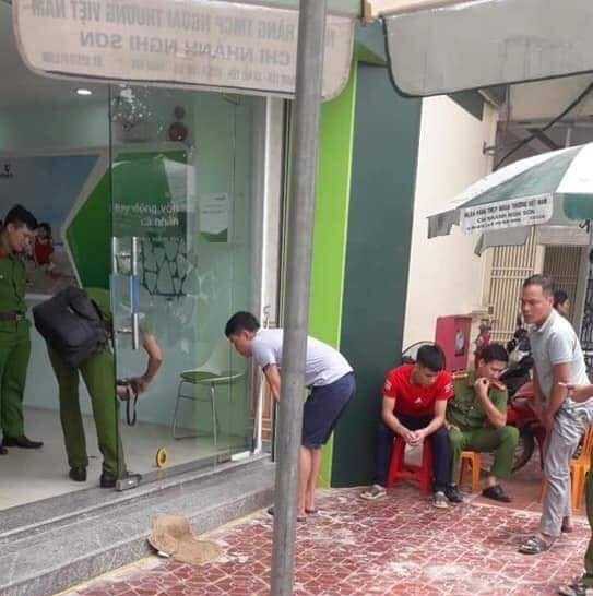 Nóng: Truy bắt kẻ bịt mặt, nổ súng cướp ngân hàng ở Thanh Hóa-2
