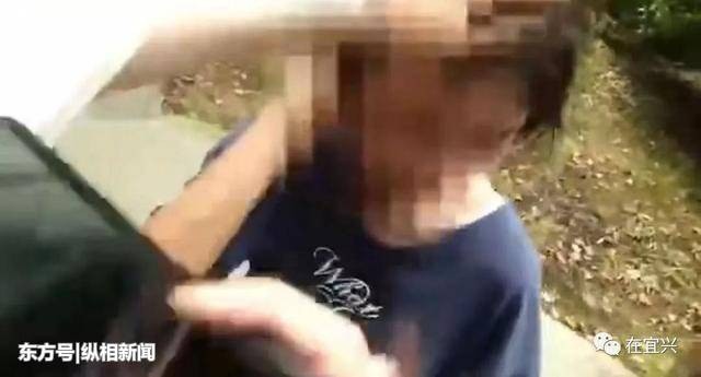 Bé gái bị nhóm bạn bắt quỳ gối và đánh đập, cư dân mạng vừa bức xúc vừa lo lắng về lời tuyên bố của đám trẻ-2