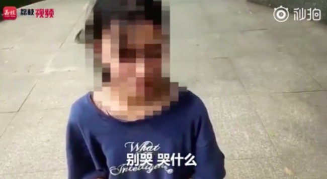 Bé gái bị nhóm bạn bắt quỳ gối và đánh đập, cư dân mạng vừa bức xúc vừa lo lắng về lời tuyên bố của đám trẻ-5