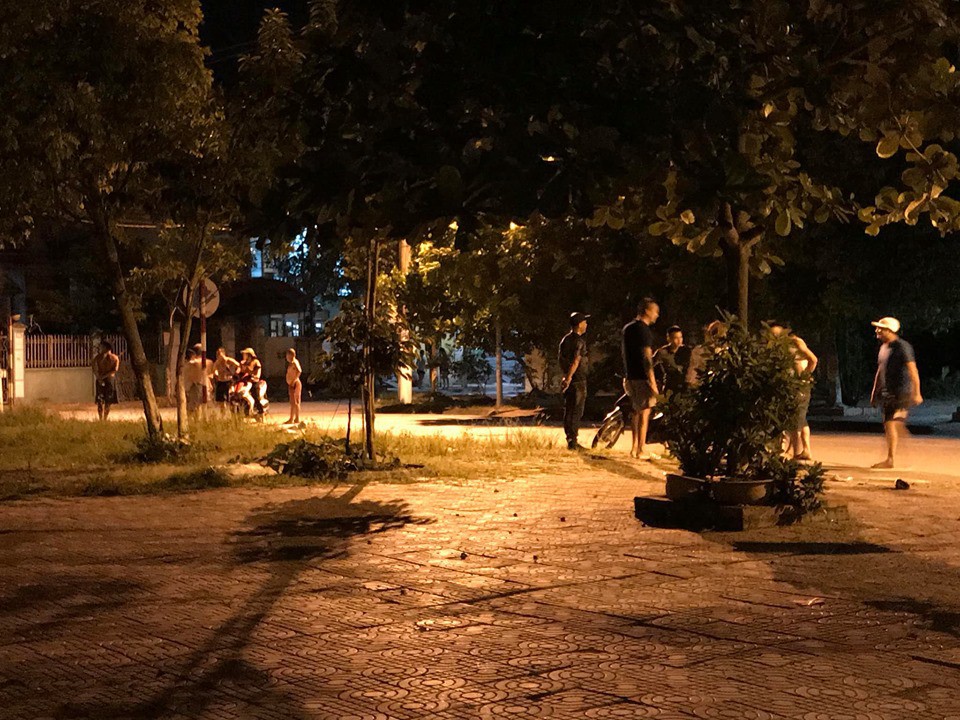 Nam thanh niên dùng kiếm truy đuổi, chém liên tiếp vào cô hàng xóm, con trai ra can cũng bị tấn công-1