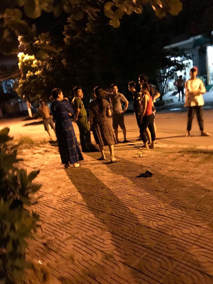 Nam thanh niên dùng kiếm truy đuổi, chém liên tiếp vào cô hàng xóm, con trai ra can cũng bị tấn công-2