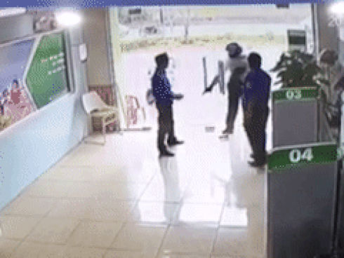 Nữ nhân viên tay không vật lộn tên cướp có dao ở Sài Gòn-1