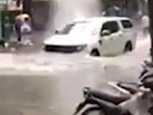 Người nhện đu người sau xe buýt để đi chui-1