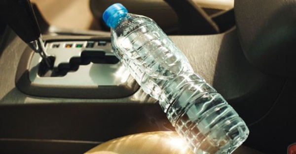 Nước lọc để trong xe ô tô sẽ thành chất độc nếu bạn vẫn giữ thói quen này-1