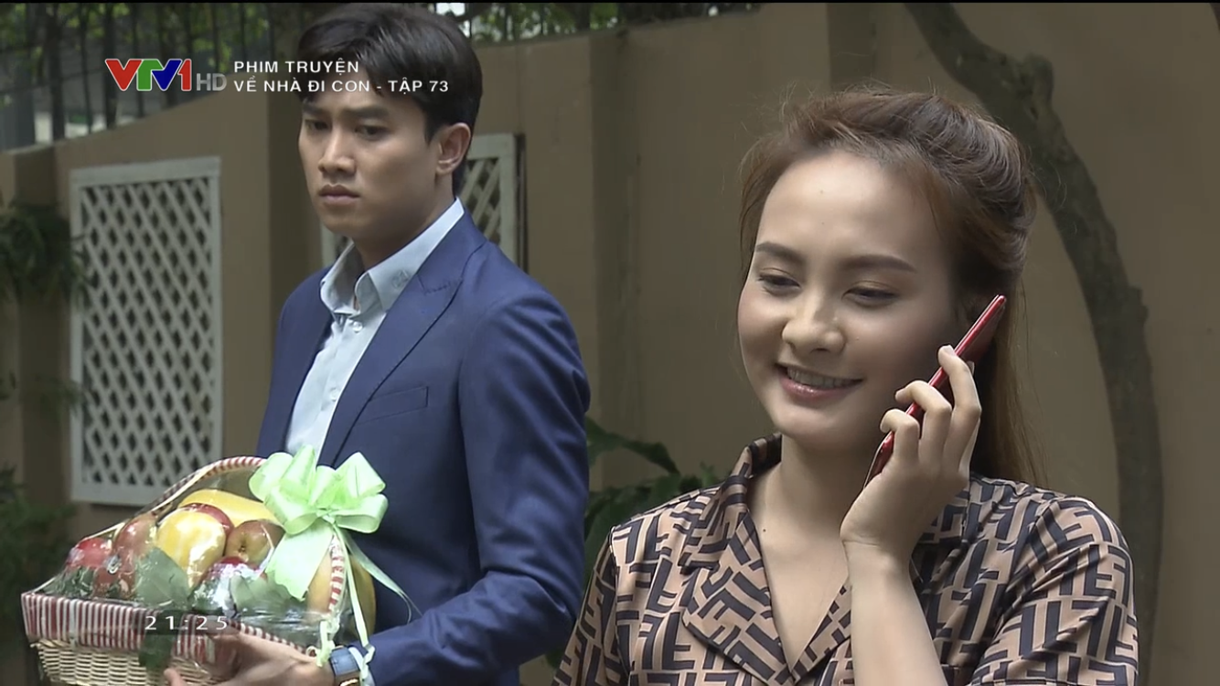 Về nhà đi con: Biểu cảm khó hiểu của Dũng khi đứng phía xa theo dõi Vũ - Thư-1