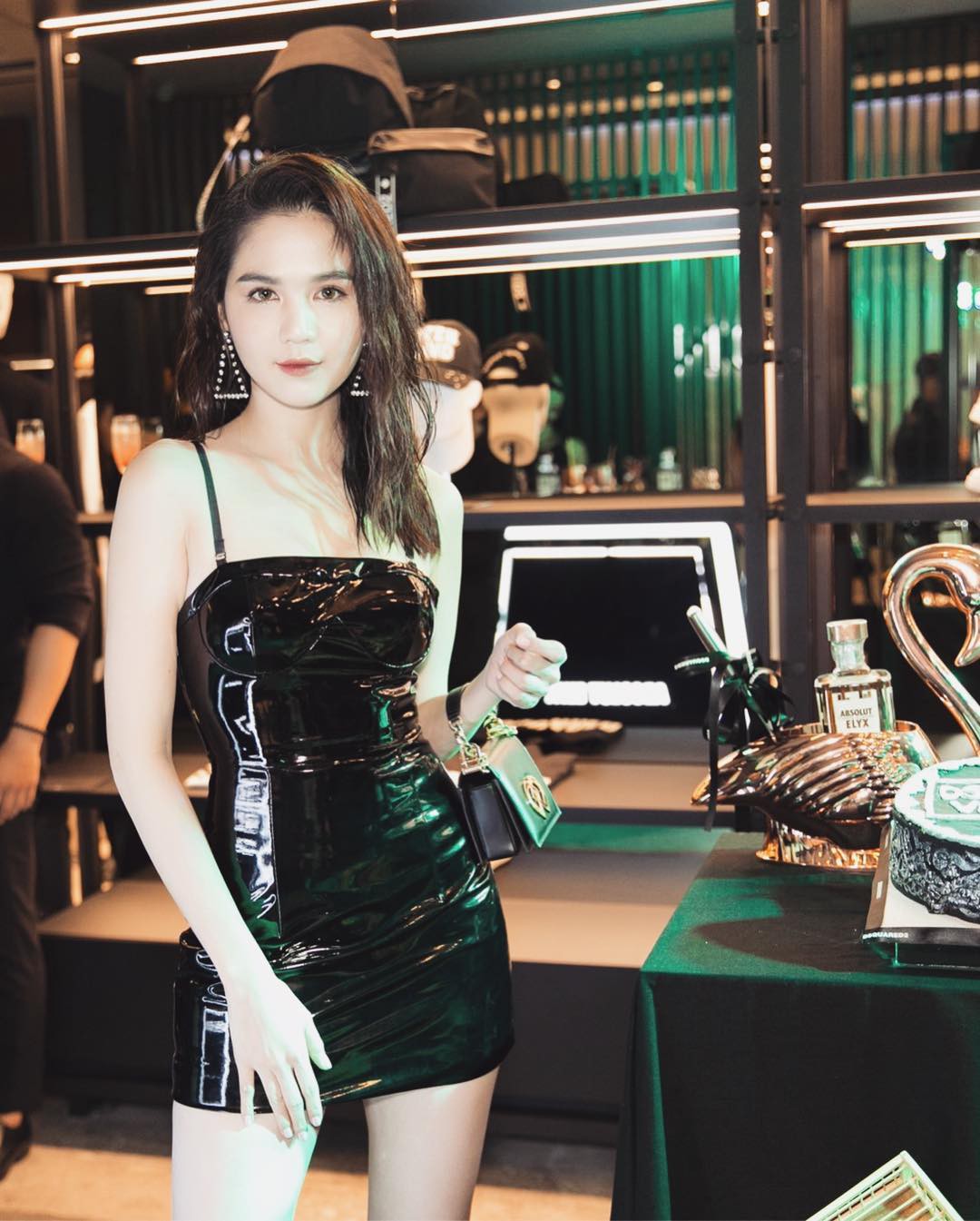 Diện váy bóng lộn: Ngọc Trinh chứng minh được body chuẩn, nhưng bất ngờ là Mỹ Tâm U40 cũng nuột nà không kém-6