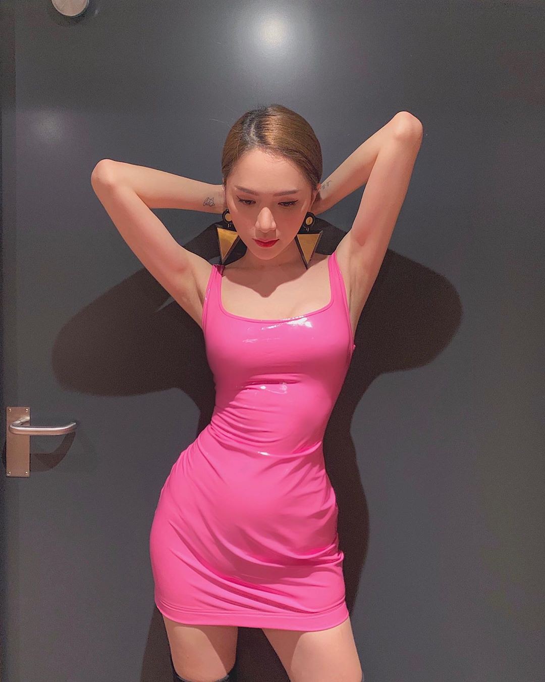 Diện váy bóng lộn: Ngọc Trinh chứng minh được body chuẩn, nhưng bất ngờ là Mỹ Tâm U40 cũng nuột nà không kém-8