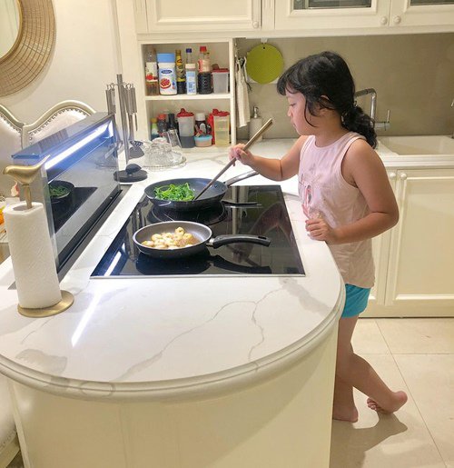 8 tuổi, con gái MC Diệp Chi trổ tài nấu ăn giúp mẹ, thành quả không thể tuyệt vời hơn-1