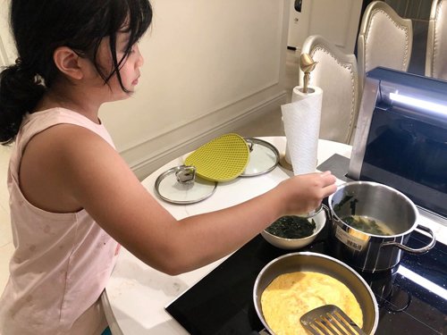 8 tuổi, con gái MC Diệp Chi trổ tài nấu ăn giúp mẹ, thành quả không thể tuyệt vời hơn-2
