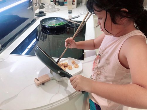 8 tuổi, con gái MC Diệp Chi trổ tài nấu ăn giúp mẹ, thành quả không thể tuyệt vời hơn-3