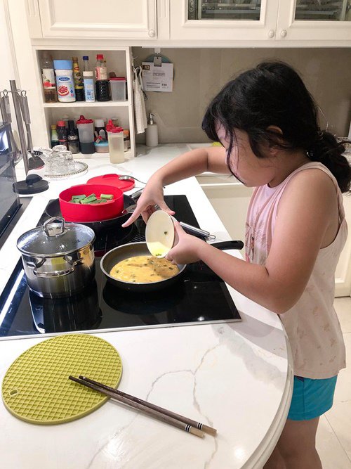 8 tuổi, con gái MC Diệp Chi trổ tài nấu ăn giúp mẹ, thành quả không thể tuyệt vời hơn-5