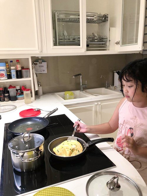 8 tuổi, con gái MC Diệp Chi trổ tài nấu ăn giúp mẹ, thành quả không thể tuyệt vời hơn-6