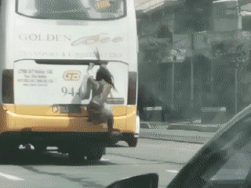 'Người nhện' đu người sau xe buýt để đi chui