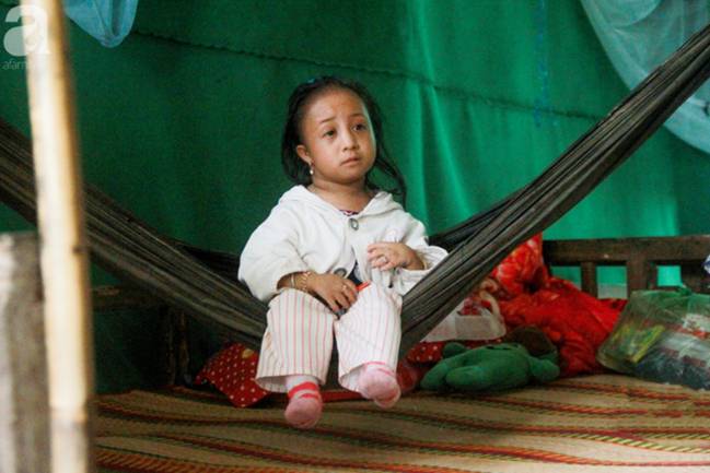 Cô bé tí hon 17 tuổi chỉ nặng 9kg và ước mơ: Em muốn làm họa sĩ để vẽ mọi thứ đẹp hơn-1