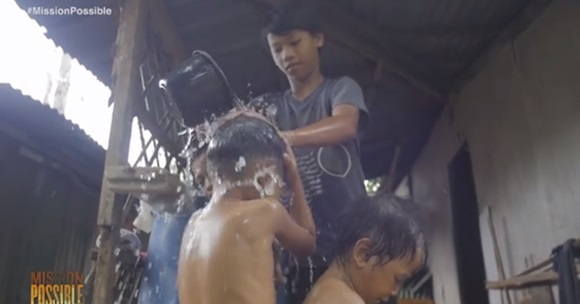 Cậu bé 13 tuổi vừa làm cha vừa làm mẹ của 3 đứa em vì biến cố cuộc đời ai nghe cũng thấy thương-2