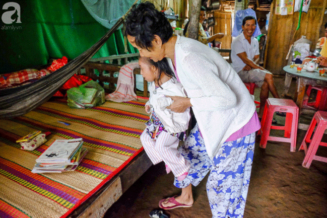 Cô bé tí hon 17 tuổi chỉ nặng 9kg và ước mơ: Em muốn làm họa sĩ để vẽ mọi thứ đẹp hơn-3