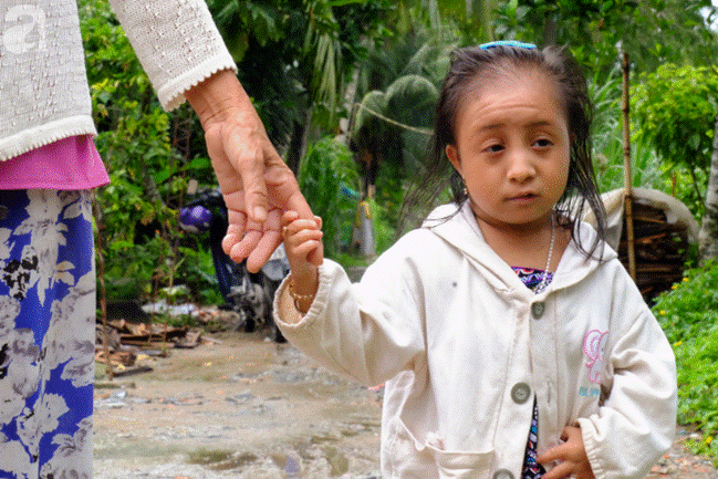 Cô bé tí hon 17 tuổi chỉ nặng 9kg và ước mơ: Em muốn làm họa sĩ để vẽ mọi thứ đẹp hơn-7