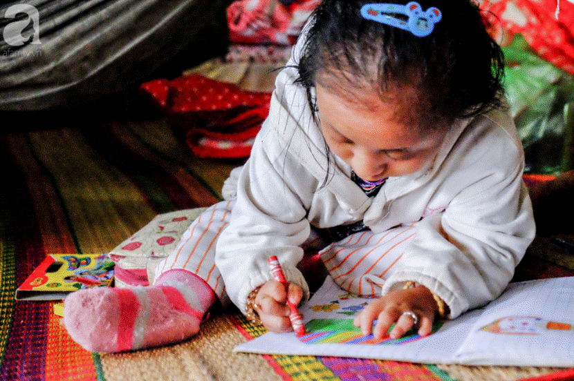 Cô bé tí hon 17 tuổi chỉ nặng 9kg và ước mơ: Em muốn làm họa sĩ để vẽ mọi thứ đẹp hơn-12