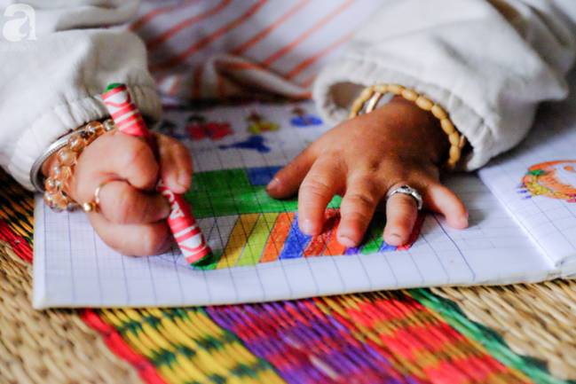 Cô bé tí hon 17 tuổi chỉ nặng 9kg và ước mơ: Em muốn làm họa sĩ để vẽ mọi thứ đẹp hơn-16