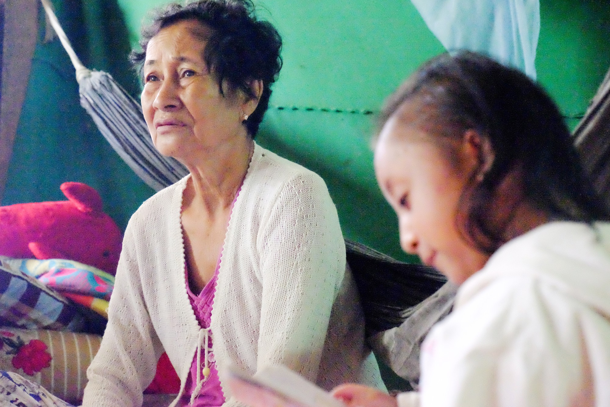 Cô bé tí hon 17 tuổi chỉ nặng 9kg và ước mơ: Em muốn làm họa sĩ để vẽ mọi thứ đẹp hơn-17