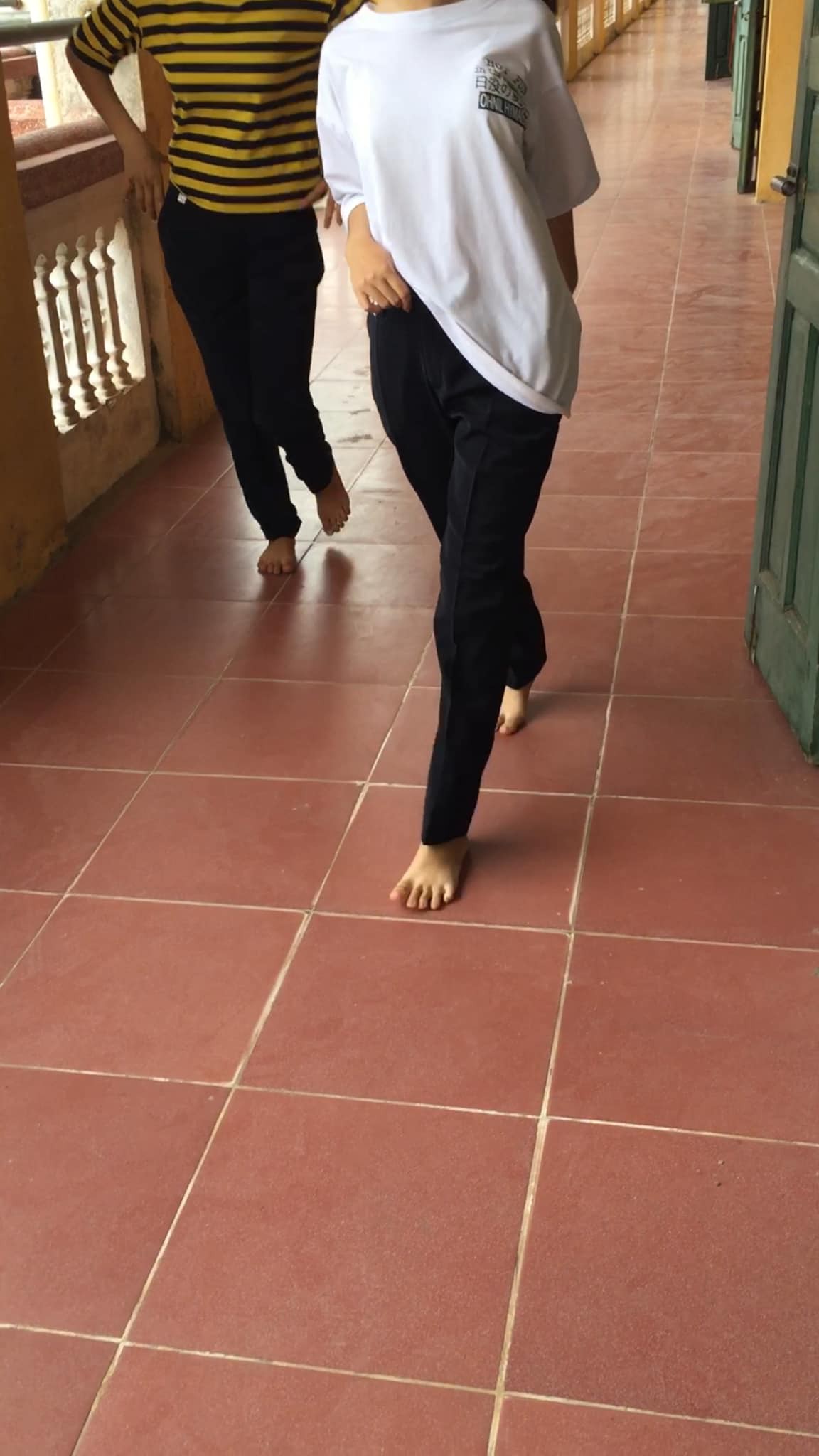 Chê khéo đồng phục trường, học sinh đua nhau share những chiếc quần ống loe thập niên 80 nhìn mà ngao ngán-3