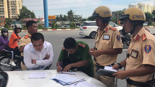 Người ôm tiền cố thủ trên chiếc Mercedes GLS 5 tỷ không phải chủ xe-1