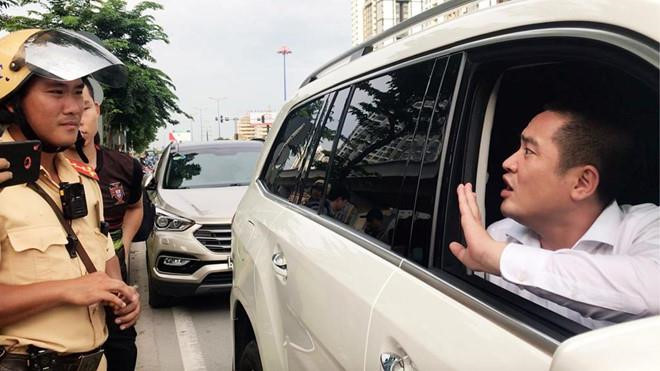 Người ôm tiền cố thủ trên chiếc Mercedes GLS 5 tỷ không phải chủ xe-2