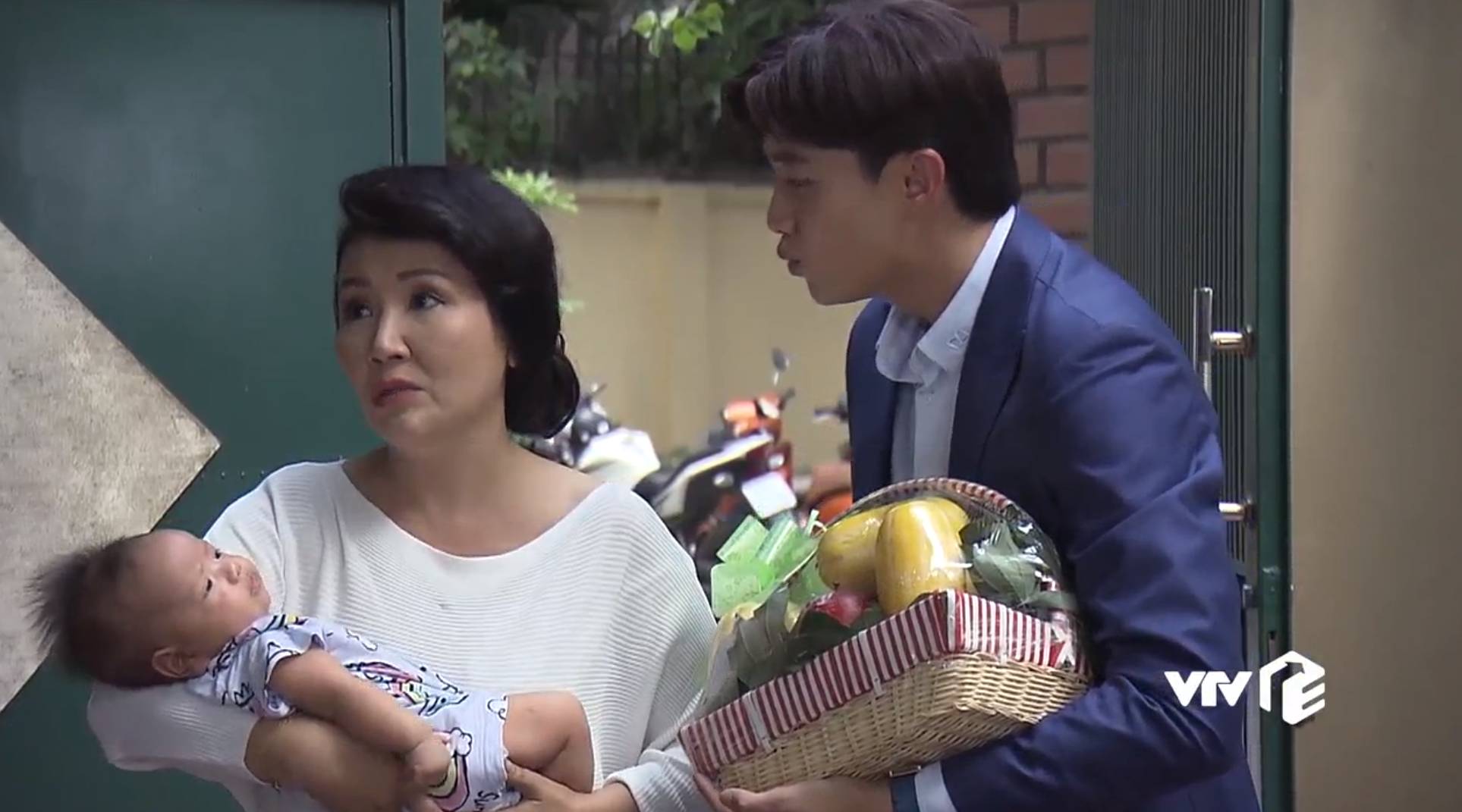 Về nhà đi con: Sang thăm vợ con, Vũ bị dân mạng phát hiện dùng hàng giả thế này bảo sao chẳng bị Thư bơ đẹp-2