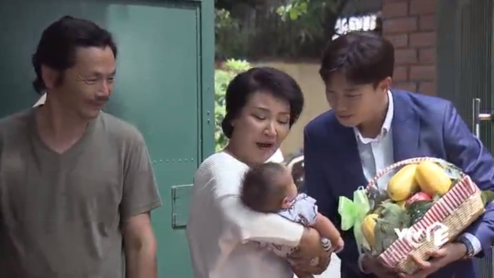 Về nhà đi con: Sang thăm vợ con, Vũ bị dân mạng phát hiện dùng hàng giả thế này bảo sao chẳng bị Thư bơ đẹp-4