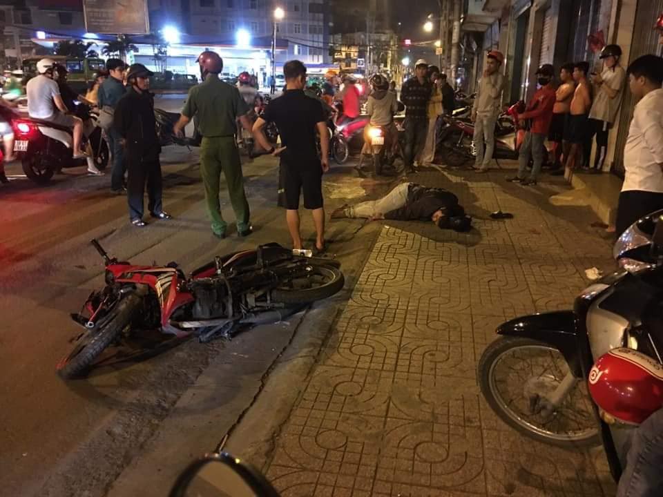 Bạn gái bị giật túi xách, nam thanh niên chạy SH đuổi theo thì bị nhóm cướp đâm gục-1