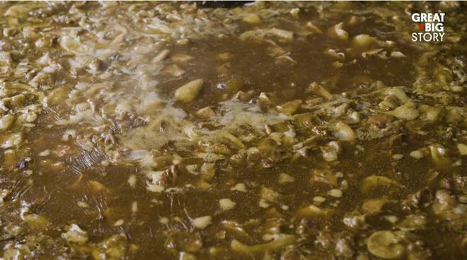 Hầm đi hầm lại nồi nước dùng 45 năm đến đặc quánh, nhà hàng này vẫn tấp nập khách ăn-3