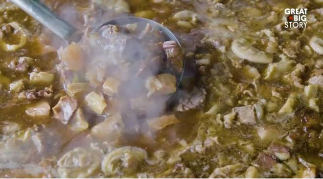 Hầm đi hầm lại nồi nước dùng 45 năm đến đặc quánh, nhà hàng này vẫn tấp nập khách ăn-4