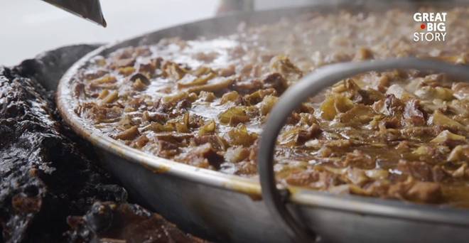 Hầm đi hầm lại nồi nước dùng 45 năm đến đặc quánh, nhà hàng này vẫn tấp nập khách ăn-5