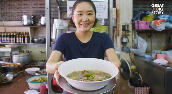 Hầm đi hầm lại nồi nước dùng 45 năm đến đặc quánh, nhà hàng này vẫn tấp nập khách ăn-6