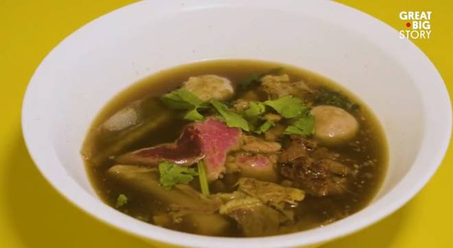 Hầm đi hầm lại nồi nước dùng 45 năm đến đặc quánh, nhà hàng này vẫn tấp nập khách ăn-7