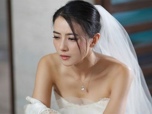 Dân mạng ám ảnh với thánh nữ chụp ké ở đám cưới: Thoắt ẩn thoắt hiện, luôn tìm cách ghé mặt vào mọi khung hình-13