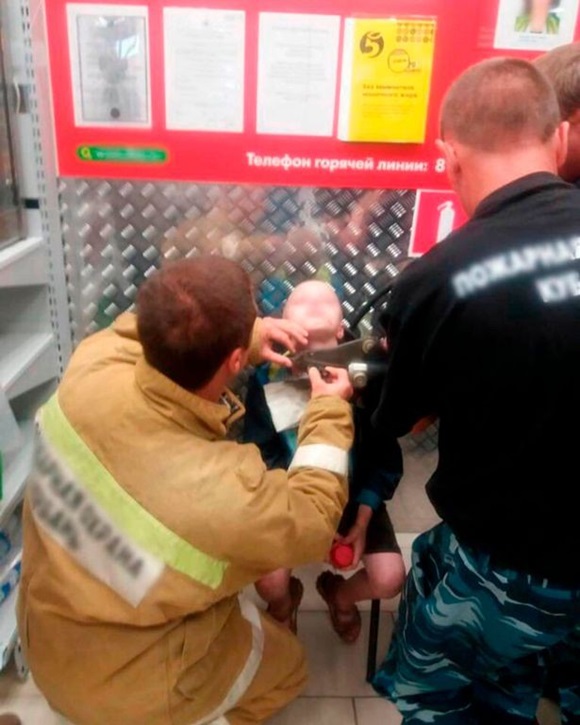 Phát hiện đứa trẻ 10 tuổi bị xích cổ, đói lả, nhân viên siêu thị báo cảnh sát và phát hiện sự thật động trời sau cánh cửa nhà doanh nhân giàu có-2