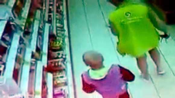 Phát hiện đứa trẻ 10 tuổi bị xích cổ, đói lả, nhân viên siêu thị báo cảnh sát và phát hiện sự thật động trời sau cánh cửa nhà doanh nhân giàu có-4