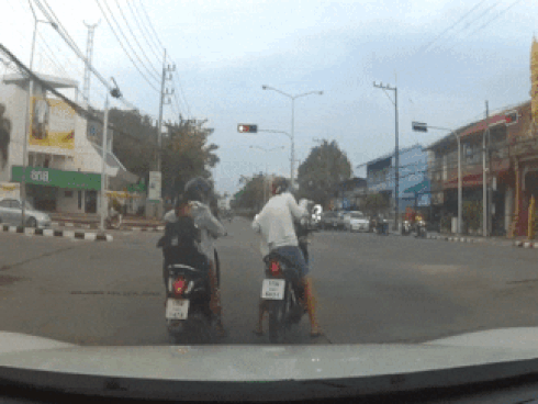 Gió to khiến đèn giao thông rơi suýt trúng một phụ nữ ở Nga-1