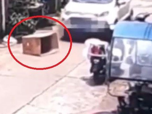 Trốn trong thùng carton giữa đường, bé 5 tuổi bị ôtô chèn qua