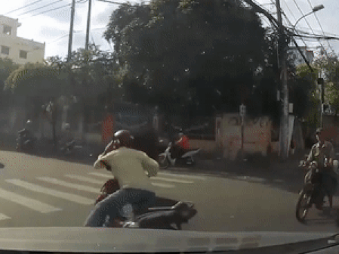 Tài xế xe máy ngã 'bay' xuống đường vẫn cố gắng nghe điện thoại