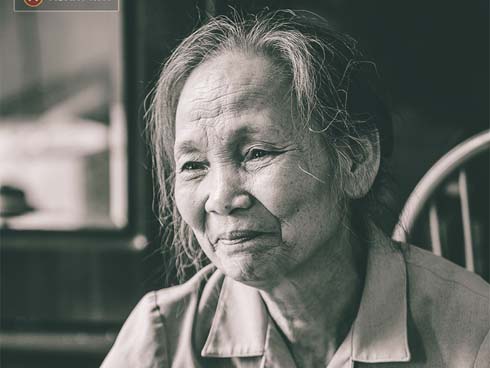 Những chàng trai trẻ phục dựng miễn phí hàng trăm bức ảnh liệt sĩ-8