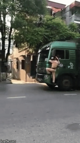 Clip: Mặc CSGT vừa thổi còi hiệu vừa đu bám trên cửa xe tải, tài xế vẫn bất chấp lao vun vút trên đường-1