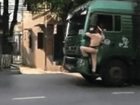 Clip: Mặc CSGT vừa thổi còi hiệu vừa đu bám trên cửa xe tải, tài xế vẫn bất chấp lao vun vút trên đường