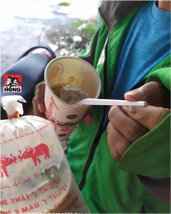 Cầm 6 cốc chè đứng ăn, đôi mắt ửng đỏ của tài xế Grab khiến người đối diện xót xa-1