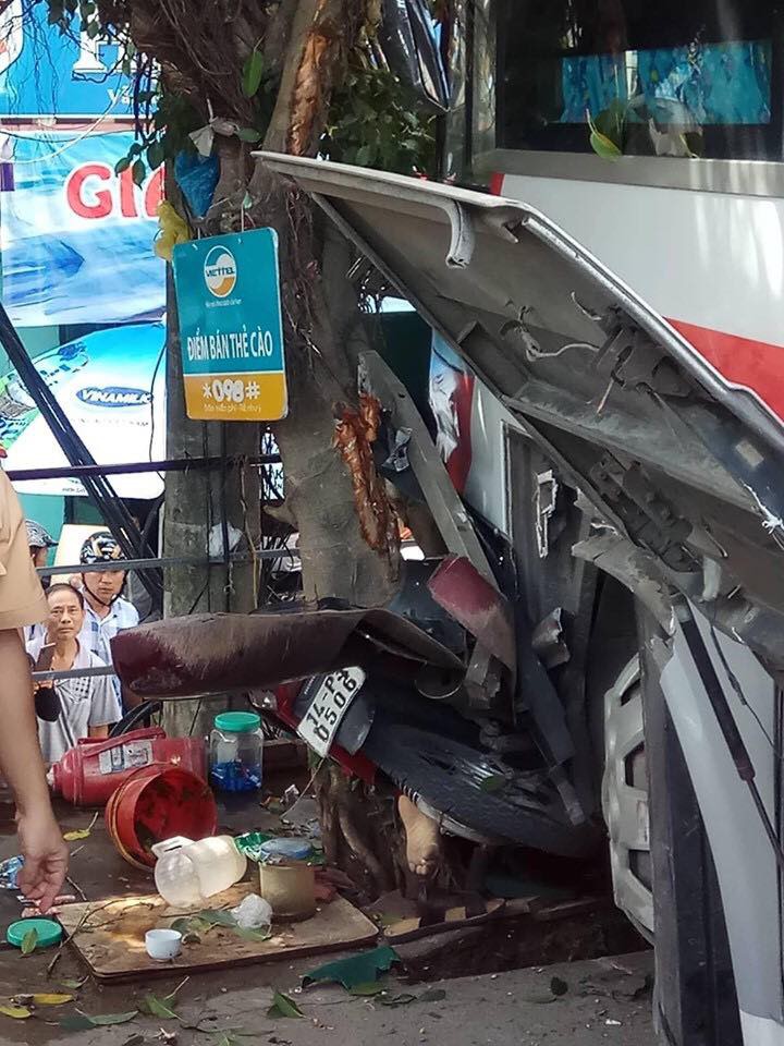 Xe khách điên đâm hàng loạt xe máy, người bị thương nằm la liệt trên đường-1