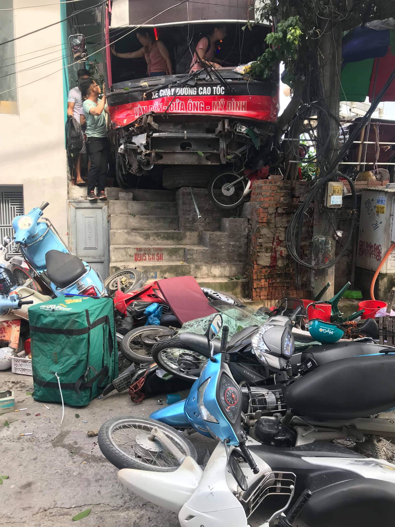Đã có 2 người chết trong vụ xe khách điên tông một loạt xe máy ở TP Hạ Long-2