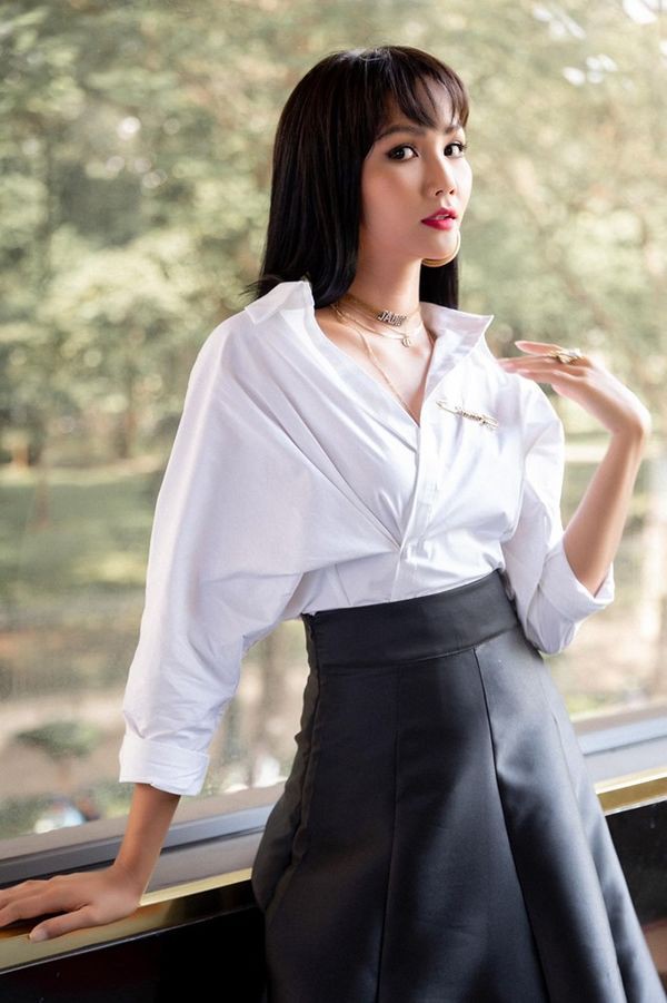 Diện sơ mi và chân váy đen siêu to khổng lồ giống Lý Nhã Kỳ, HHen Niê kém 10 tuổi mà nhìn còn già hơn cả đàn chị-3