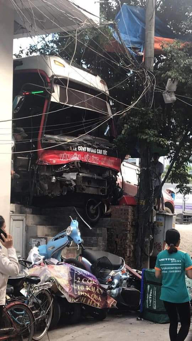 Cận cảnh hiện trường xe khách của nhà xe Đức Hùng gặp nạn khiến 5 người thương vong ở Quảng Ninh-1